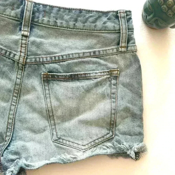 Free People Midrise Light Wash Button Fly Cheeky Denim Fray Jean Short Size 26 - Picture 9 of 13